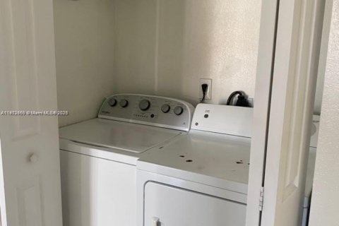 Condo in Hialeah, Florida, 3 bedrooms  № 1953038 - photo 8