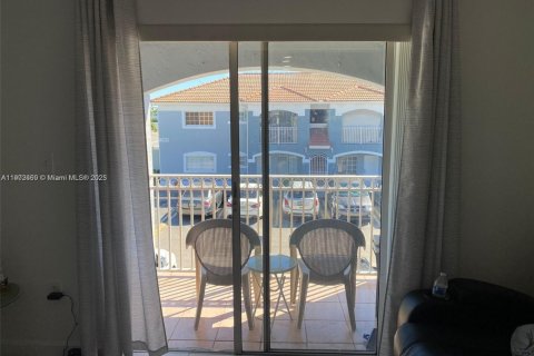 Condo in Hialeah, Florida, 3 bedrooms  № 1953038 - photo 1