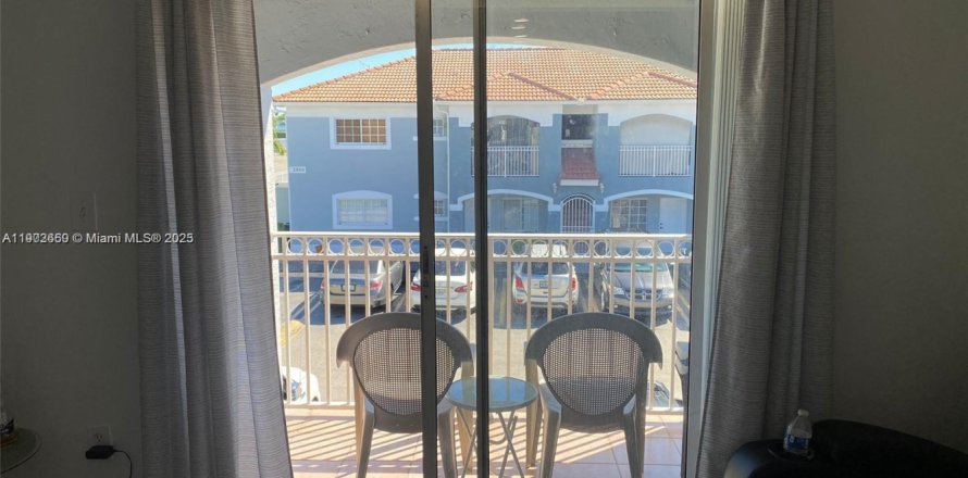Condo in Hialeah, Florida, 3 bedrooms  № 1953038