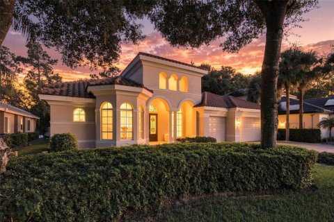 House in Tarpon Springs, Florida 5 bedrooms, 326.74 sq.m. № 2299577