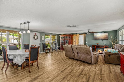House in Lake Wales, Florida 4 bedrooms, 188.41 sq.m. № 2211448 - photo 5