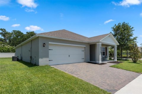 House in Apopka, Florida 3 bedrooms, 157 sq.m. № 1757571 - photo 2