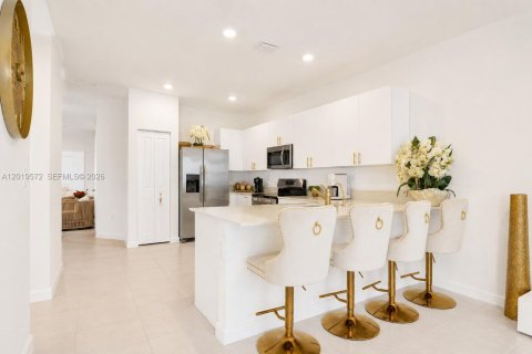 Touwnhouse à vendre à Miami, Floride: 4 chambres, 169.08 m2 № 2086194 - photo 4