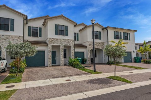 Touwnhouse à Miami, Floride 4 chambres, 169.08 m2 № 2086194