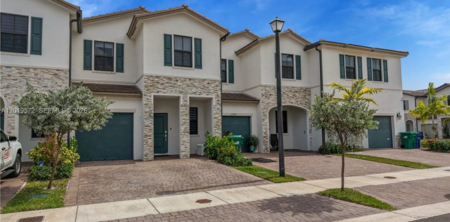 Touwnhouse à Miami, Floride 4 chambres, 169.08 m2 № 2086194