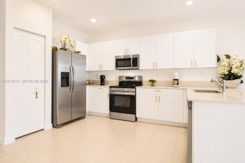 Touwnhouse à vendre à Miami, Floride: 4 chambres, 169.08 m2 № 2086194 - photo 5