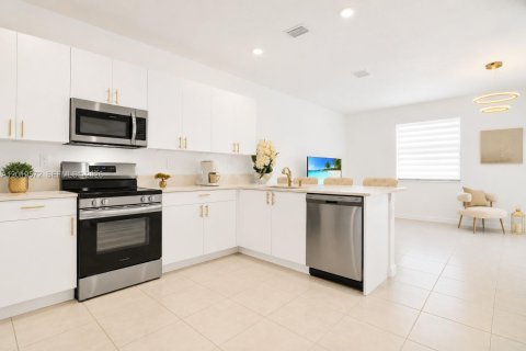 Touwnhouse à vendre à Miami, Floride: 4 chambres, 169.08 m2 № 2086194 - photo 3