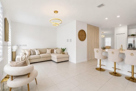 Touwnhouse à vendre à Miami, Floride: 4 chambres, 169.08 m2 № 2086194 - photo 2