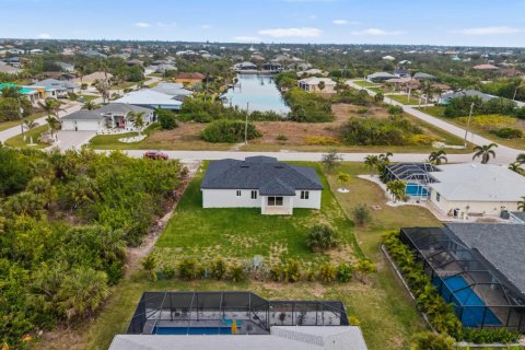 House in Port Charlotte, Florida 4 bedrooms, 197.79 sq.m. № 2183477 - photo 15
