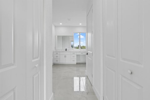 House in Port Charlotte, Florida 4 bedrooms, 197.79 sq.m. № 2183477 - photo 11
