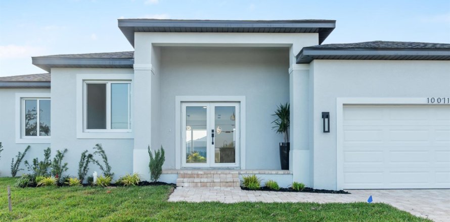 House in Port Charlotte, Florida 4 bedrooms, 197.79 sq.m. № 2183477