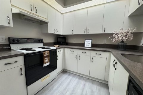 Condominio en venta en Pembroke Pines, Florida, 1 dormitorio, 98.1 m2 № 1983430 - foto 22