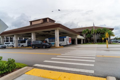 Condominio en venta en Pembroke Pines, Florida, 1 dormitorio, 98.1 m2 № 1983430 - foto 28