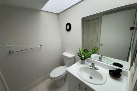 Condominio en venta en Pembroke Pines, Florida, 1 dormitorio, 98.1 m2 № 1983430 - foto 15