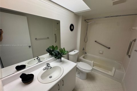 Condominio en venta en Pembroke Pines, Florida, 1 dormitorio, 98.1 m2 № 1983430 - foto 9