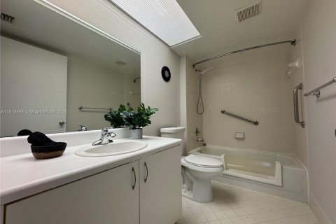 Condominio en venta en Pembroke Pines, Florida, 1 dormitorio, 98.1 m2 № 1983430 - foto 8