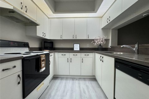 Condominio en venta en Pembroke Pines, Florida, 1 dormitorio, 98.1 m2 № 1983430 - foto 19