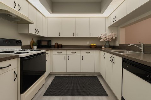 Condominio en venta en Pembroke Pines, Florida, 1 dormitorio, 98.1 m2 № 1983430 - foto 20