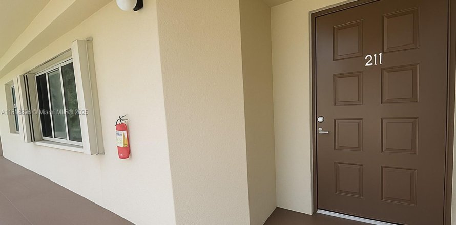 Condominio en Pembroke Pines, Florida, 1 dormitorio  № 1983430