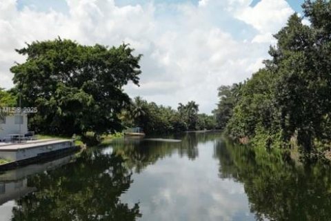 Terreno en venta en North Miami, Florida № 1981721 - foto 1