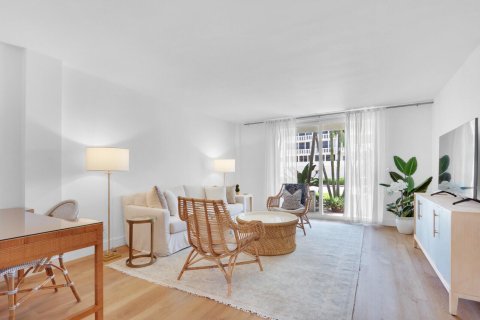 Condo in Palm Beach, Florida, 2 bedrooms  № 2374532 - photo 13
