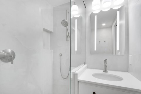 Condo in Palm Beach, Florida, 2 bedrooms  № 2374532 - photo 26