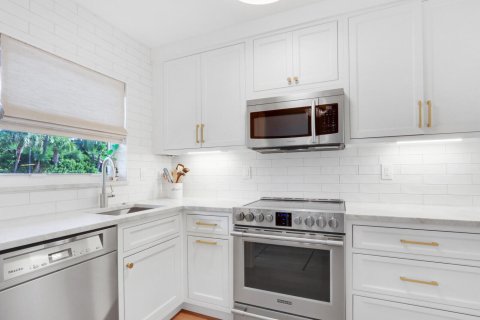 Condo in Palm Beach, Florida, 2 bedrooms  № 2374532 - photo 9