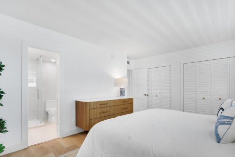 Condo in Palm Beach, Florida, 2 bedrooms  № 2374532 - photo 17