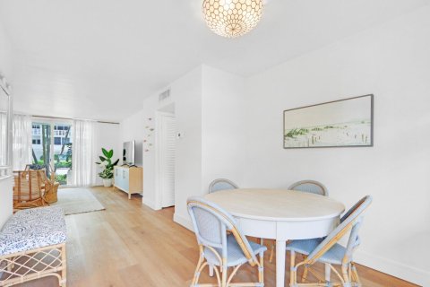 Condo in Palm Beach, Florida, 2 bedrooms  № 2374532 - photo 8