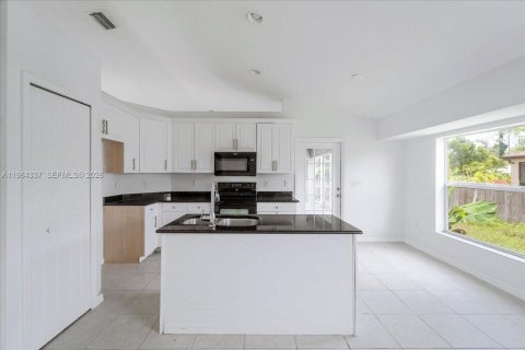 Villa ou maison à vendre à Fort Myers, Floride: 3 chambres, 145.11 m2 № 2049048 - photo 11