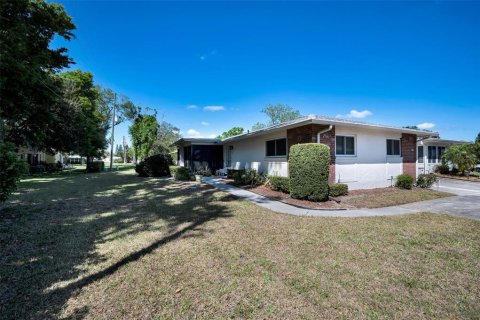 House in Palm Harbor, Florida 2 bedrooms, 92.9 sq.m. № 2100108