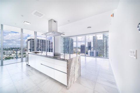 Condo in Miami, Florida, 2 bedrooms  № 2045117 - photo 13
