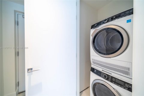 Condo in Miami, Florida, 2 bedrooms  № 2045117 - photo 12