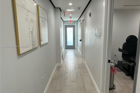 Commercial property in Miami, Florida № 1861811 - photo 17