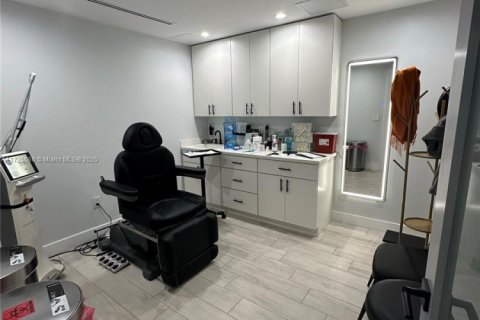Commercial property in Miami, Florida № 1861811 - photo 13