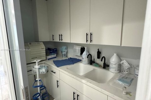 Commercial property in Miami, Florida № 1861811 - photo 15