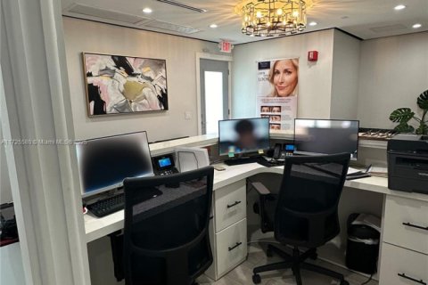 Commercial property in Miami, Florida № 1861811 - photo 12