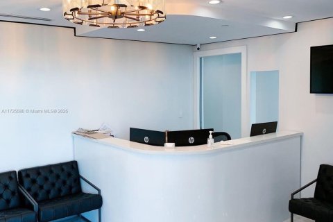Commercial property in Miami, Florida № 1861811 - photo 8