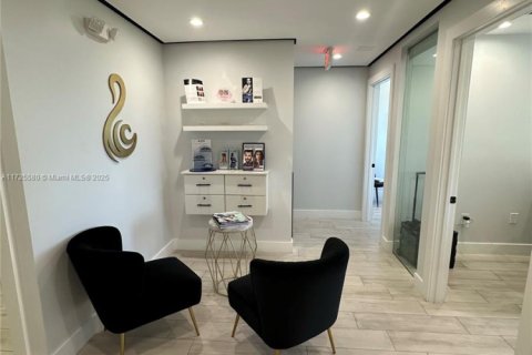 Commercial property in Miami, Florida № 1861811 - photo 14