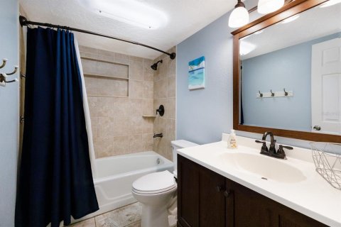 Commercial property in Bradenton, Florida 4 bedrooms, 287.72 sq.m. № 1621826 - photo 26