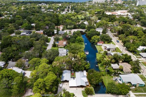 Commercial property in Bradenton, Florida 4 bedrooms, 287.72 sq.m. № 1621826 - photo 1