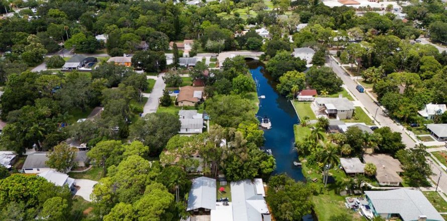 Commercial property in Bradenton, Florida 4 bedrooms, 287.72 sq.m. № 1621826