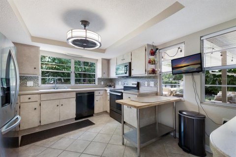 Commercial property in Bradenton, Florida 4 bedrooms, 287.72 sq.m. № 1621826 - photo 11
