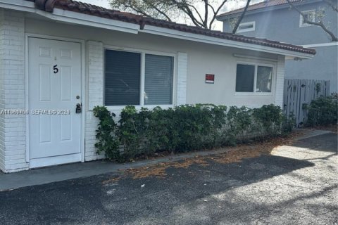 Commercial property in Coral Springs, Florida 375.42 sq.m. № 2077505