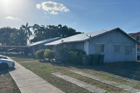 Commercial property in Homestead, Florida 230.77 sq.m. № 1684395 - photo 2
