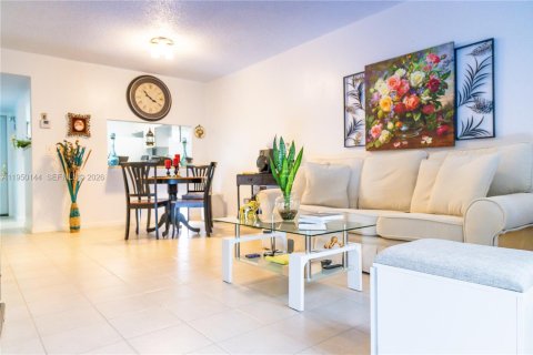 Купить кондоминиум в Холливуд, Флорида 1 спальня, 67.82м2, № 2005761 - фото 4