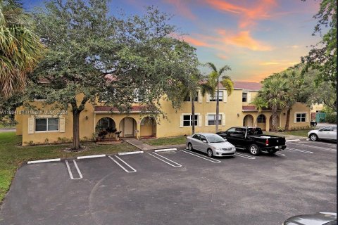 Купить кондоминиум в Корал-Спрингс, Флорида 2 спальни, 106.84м2, № 1957799 - фото 1