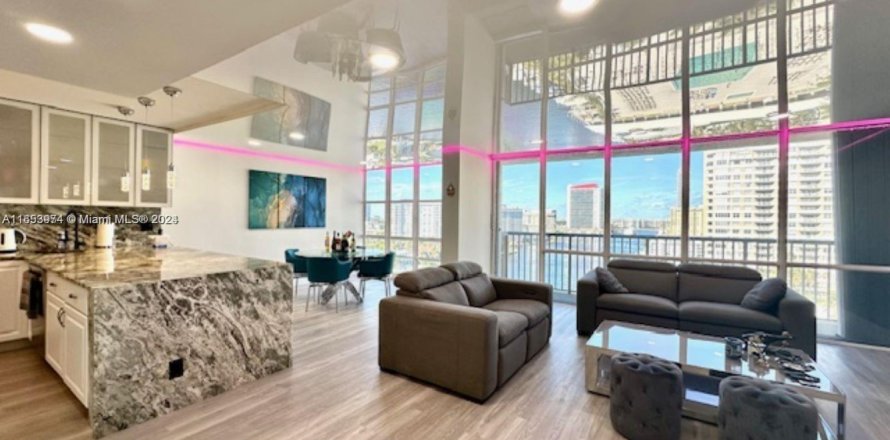 Condo à Hallandale Beach, Floride, 2 chambres  № 1348572