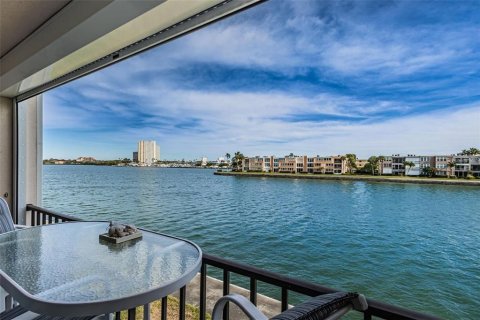 Condo in South Pasadena, Florida, 2 bedrooms  № 1572203 - photo 1