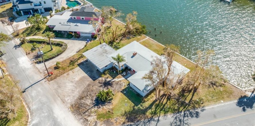 House in Saint Pete Beach, Florida 3 bedrooms, 206.61 sq.m. № 2230549